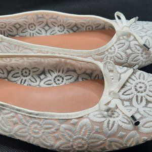American Eagle White Women's Flats, size 6.